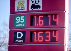 Valdība atbalsta solidaritātes maksājumu: par pārāk dārgu degvielu tirgotājiem būs jāmaksā valstij