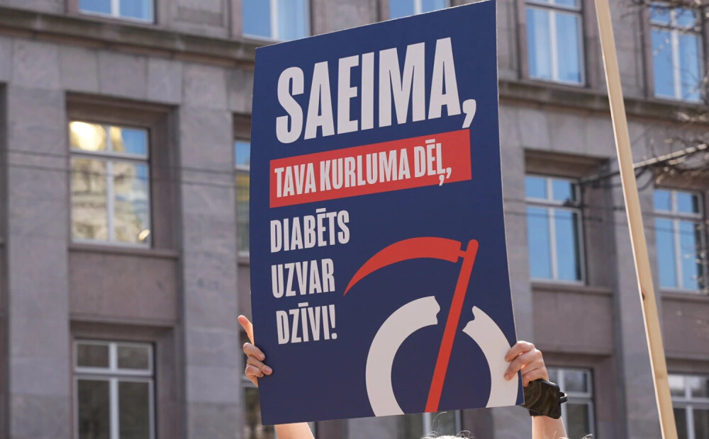 FOTO, VIDEO: “Valsts neizdarības cena!” Piketā pieprasa 1. tipa diabēta pacientus nodrošināt ar sensoriem un insulīna sūkņiem