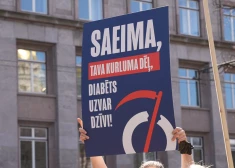 FOTO: “Valsts neizdarības cena!” Piketā pieprasa 1. tipa diabēta pacientus nodrošināt ar sensoriem un insulīna sūkņiem