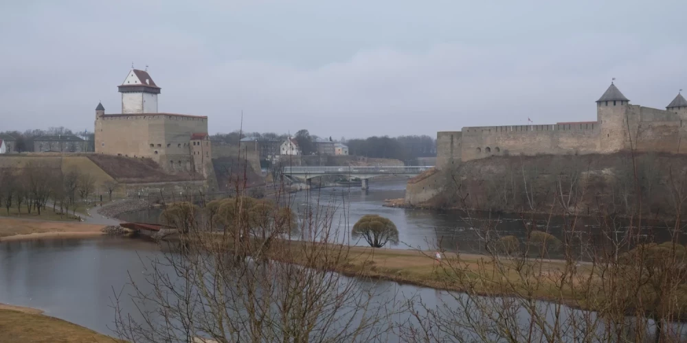 Narva ir Igaunijas robežpilsēta pie Krievijas robežas. Gar pilsētu plūst Narvas upe, kas iztek no Peipusa ezera un ir valsts robeža.