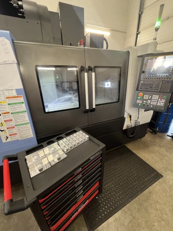 Metālapstrādes vertikālās frēzēšanas iekārta ar programmatūru