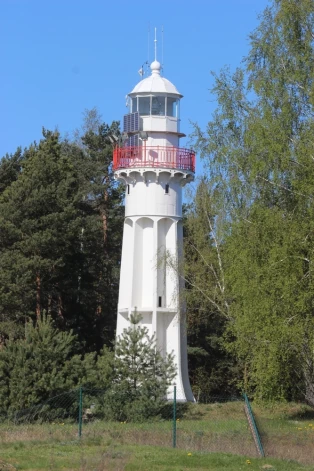 Этот маяк в Латвии пережил войну, закрытый берег и остался символом Мерсрагса.