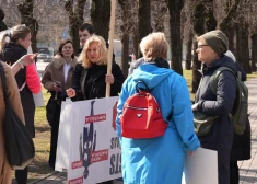 ФОТО: люди вышли на пикет - Латвия не оплачивает жизненно важные устройства для диабетиков