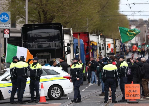 Protestanti Īrijā 2026. gada 11. aprīlī.