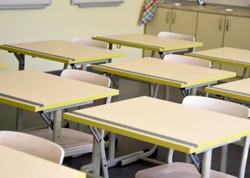 Valdība apstiprina jaunu kārtību pedagogu algu finansēšanai skolās.