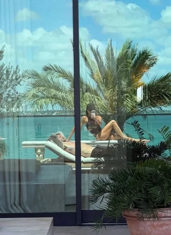 Deivids un Viktorija Bekhemi bauda sauli Maiami brīvdienās.