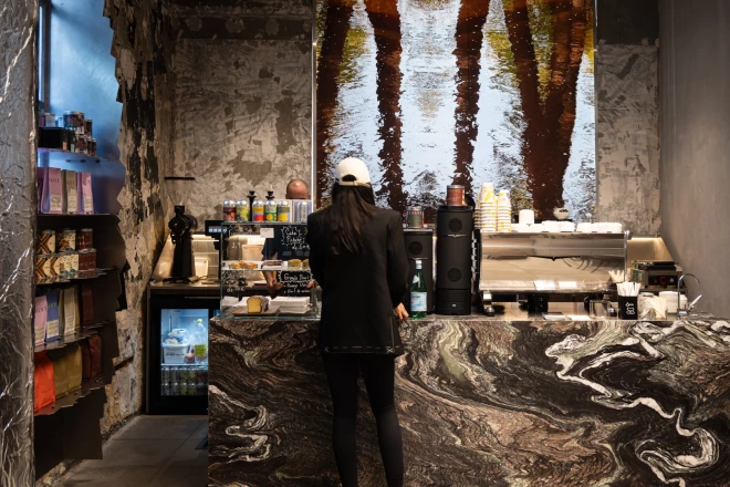 Внутренний интерьер кофейни, расположенной по адресу 6 Rue de Caumartin (9-й округ).