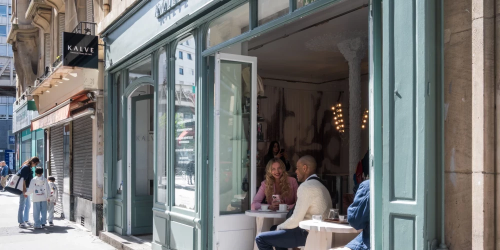 15-й округ — один из крупнейших районов левого берега, который часто называют «настоящим Парижем». Это просторный и неспешный жилой квартал с видами на Эйфелеву башню. Аутентичная среда без засилья туристов позволяет KALVE органично стать частью местного сообщества.