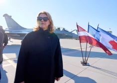 ФОТО: Силиня приветствовала на базе в Лиелварде французских пилотов миссии НАТО