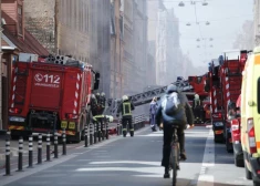 Liesmas strauji izplatās: plaši glābēju spēki devušies dzēst ugunsgrēku dzīvojamā mājā Bruņinieku ielā