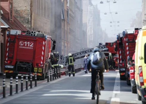 Ugunsgrēka dēļ ierobežota satiksme.