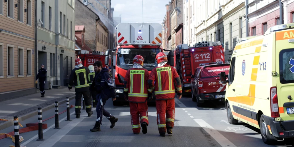 В Риге пожарные с автолестницами и автоцистернами тушат загоревшийся жилой дом.