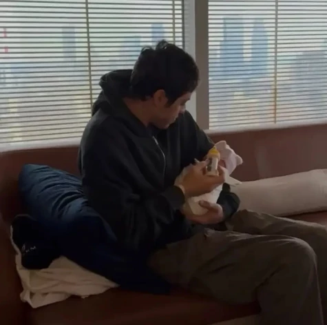 Pīts Deividsons auklē meitu Skotiju Rouzu.