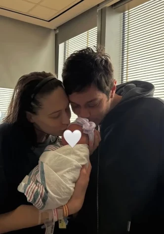 Pīts Deividsons un Elsija Hjūita pērn decembrī kļuva par vecākiem meitiņai.