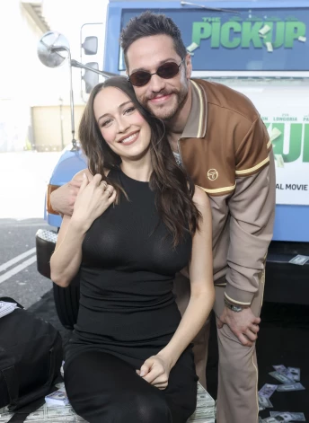 Pīts Deividsons ar draudzeni – modeli un aktrisi Elsiju Hjūitu.