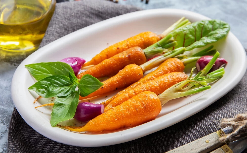 Nītauriete Ingrīda Vītiņa cienā mazbērnus ar burkāniem un ķirbjiem: 