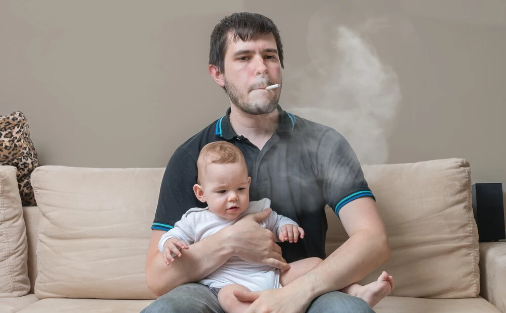 Pasmēķē uz balkona un nāk sabučot bērnu... Pneimonologs Māris Bukovskis par bīstamu atkarību, kas veidojas jau bērmībā