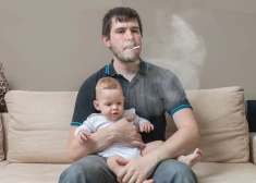 Pasmēķē uz balkona un nāk sabučot bērnu... Pneimonologs Māris Bukovskis par bīstamu atkarību, kas veidojas jau bērmībā