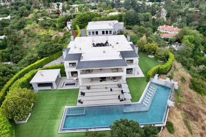 Bena Afleka un Dženiferas Lopesas kopīgā 60 miljonus ASV dolāru vērtā villa Beverlihilsā.