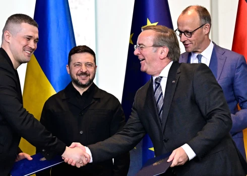 Ukrainas aizsardzības ministrs Mihailo Fedorovs sarokas ar Vācijas aizsardzibas ministru Borisu Pistoriusu, aizmugurē Ukrainas prezidents Volodimirs Zelenskis un Vācijas kanclers Frīdrihs Mercs