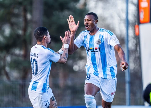 "Riga" spēlētāji līksmo pēc kārtējiem vārtiem pret "Super Nova" (foto: "Riga FC")