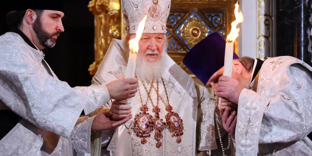 Patriarhs Kirils ar Svēto uguni Pareizticīgo Lieldienu svinīgajā pasākumā. Savā uzrunā viņš gan runāja par Ziemassvētkiem.