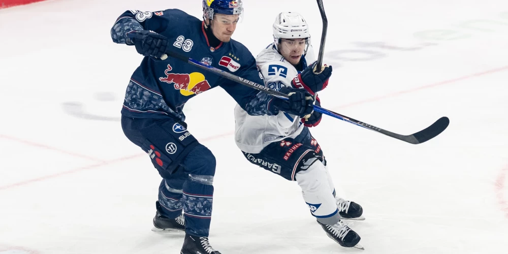 Alberts Šmits (pa kreisi) uzvarētajā spēlē pret Manheimas "Adler"