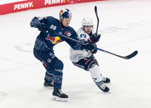 Alberts Šmits (pa kreisi) uzvarētajā spēlē pret Manheimas "Adler"