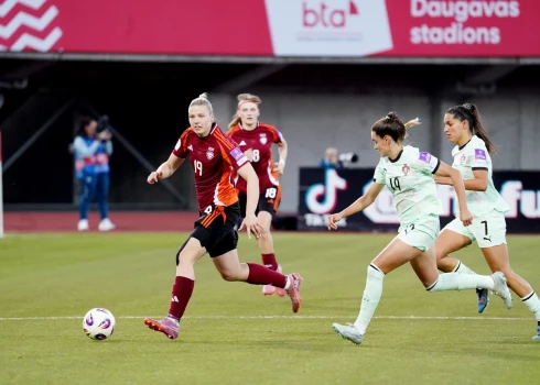 Latvijas sieviešu futbola izlase Rīgā 2027. gada Pasaules kausa izcīņas kvalifikācijas turnīra B līgas spēlē mērojas spēkiem ar Portugāli. 