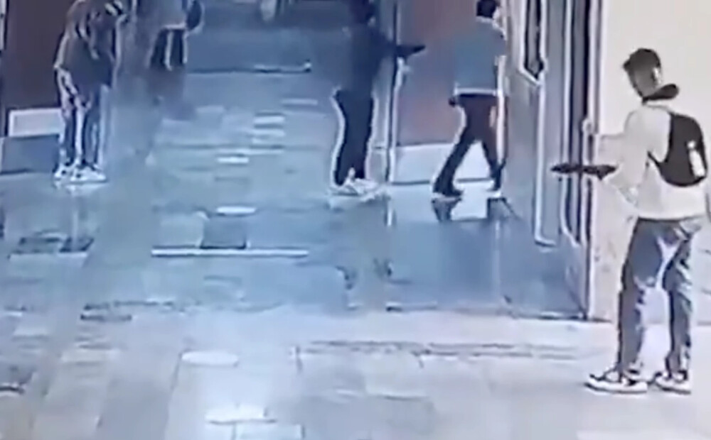 18 gadus vecs jaunietis Turcijā atklājis uguni pret savu bijušo vidusskolu. Ir cietušie. VIDEO