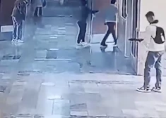 18 gadus vecs jaunietis Turcijā atklājis uguni pret savu bijušo vidusskolu. Ir cietušie. VIDEO