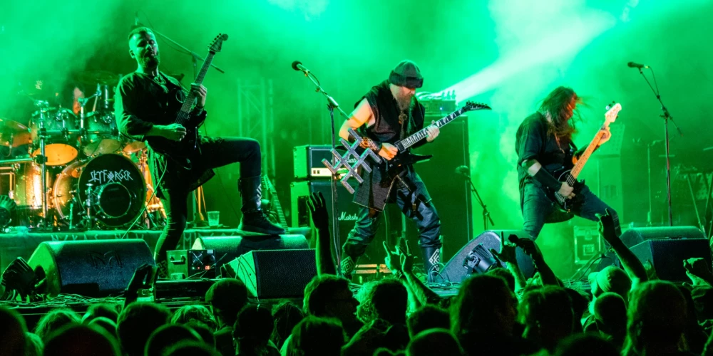 Uz skatuves dimdinās "Skyforger".