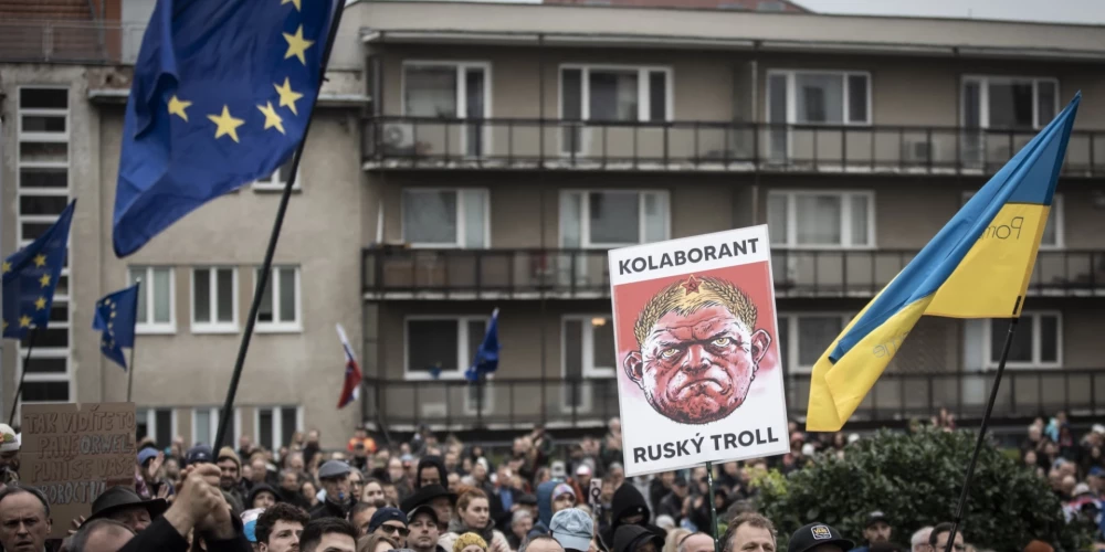 Slovākijā tūkstošiem cilvēku protestē pret plānu atcelt balsošanu pa pastu no ārvalstīm.