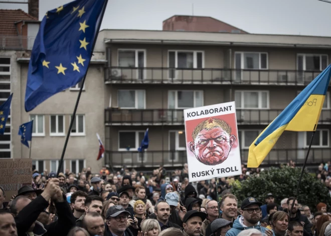 Tūkstošiem cilvēku Slovākijā izgājuši ielās, protestējot pret prokrieviskā premjera Fico plānu ieviest izmaiņas vēlēšanu likumā