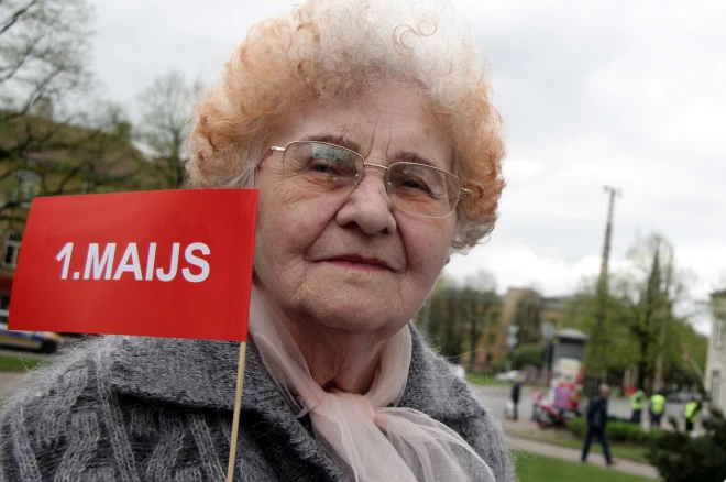Vecākās paaudzes cilvēki vēl atceras, ka padomju okupācijas laikā viņus piespiedu brīvprātības kārtā dzina piedalīties 1. maija “solidaritātes manifestācijās”.