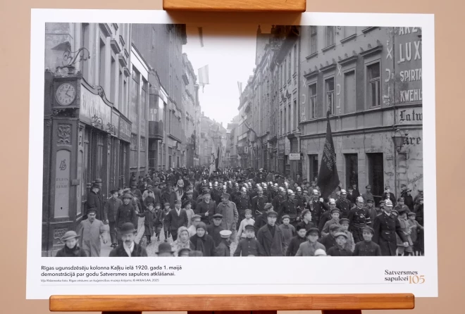 Tūkstošiem rīdzinieki 1920. gada 1. maijā pulcējās pilsētas centrā, lai atzīmētu Latvijas Satversmes sapulces sanākšanas pirmo dienu.