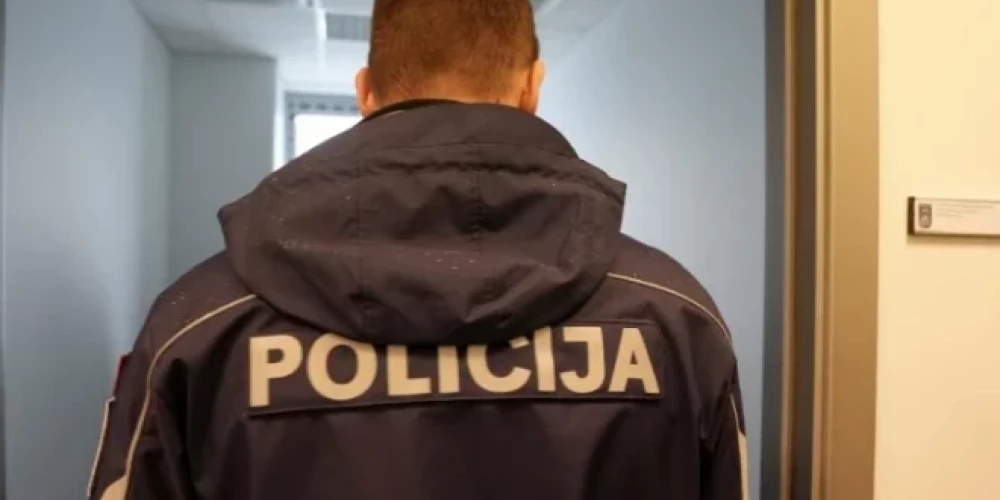 Sarunas laikā ar policijas darbiniekiem 1996. gadā dzimušais vīrietis vairākkārt mainīja liecības par savas mātes atrašanās vietu.