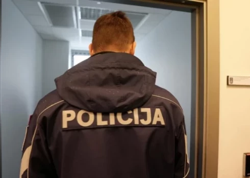 Sarunas laikā ar policijas darbiniekiem 1996. gadā dzimušais vīrietis vairākkārt mainīja liecības par savas mātes atrašanās vietu. 