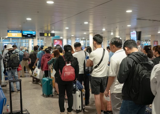 Новая система пограничного контроля создает в аэропортах очереди до трех часов, пассажиры опаздывают на самолеты