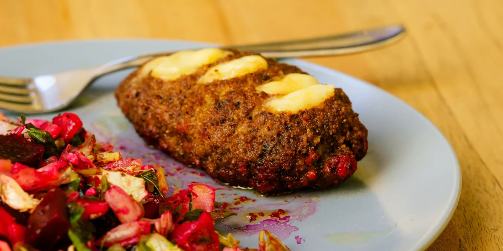 Cepeškrāsnī gatavoti maltās gaļas veltnīši ar burkāniem un sieru. Gardi. 