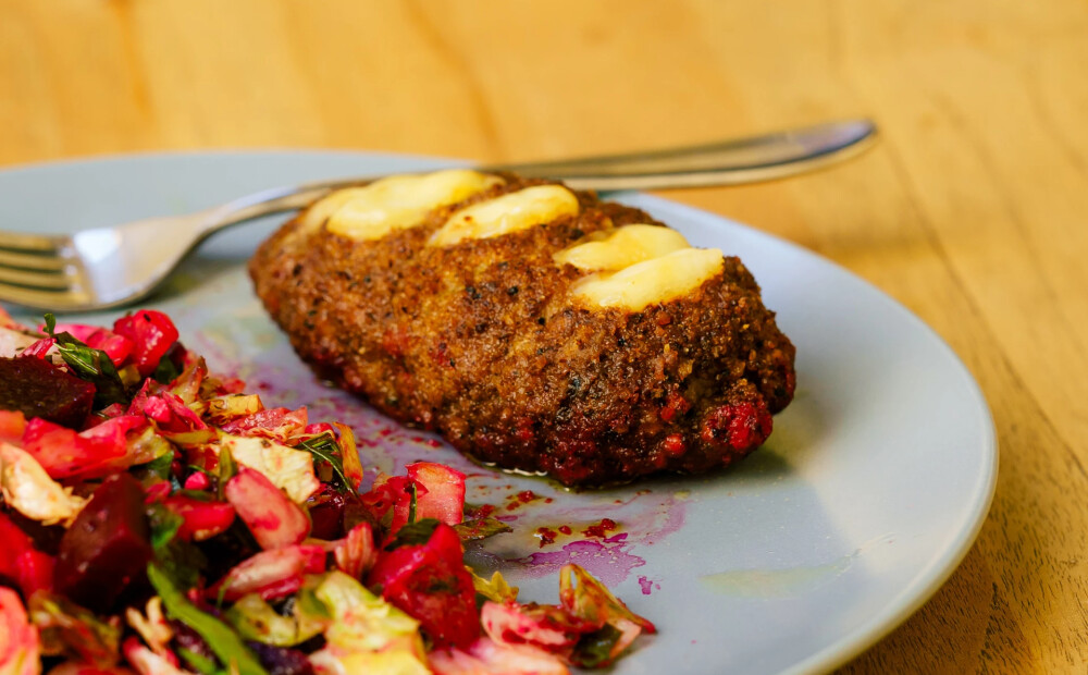 Vakariņas no cepeškrāsns: maltās gaļas veltnīši ar burkāniem un sieru