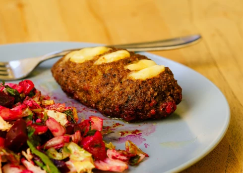 Cepeškrāsnī gatavoti maltās gaļas veltnīši ar burkāniem un sieru. Gardi. 