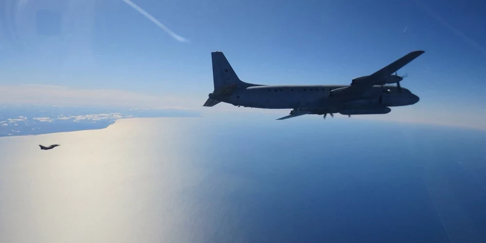 Franču "Rafale" iznīcinātāji virs Baltijas jūras pārtvēra Krievijas Kosmosa spēku Il-20M lidmašīnu.