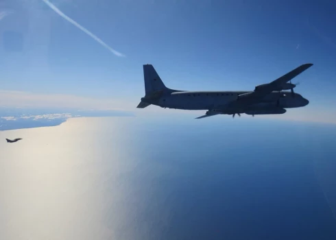 Franču "Rafale" iznīcinātāji virs Baltijas jūras pārtvēra Krievijas Kosmosa spēku Il-20M lidmašīnu.