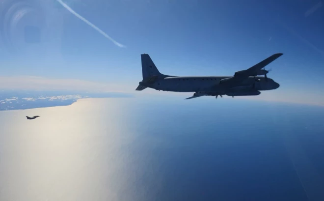 Franču "Rafale" iznīcinātāji virs Baltijas jūras pārtvēra Krievijas Kosmosa spēku Il-20M lidmašīnu.