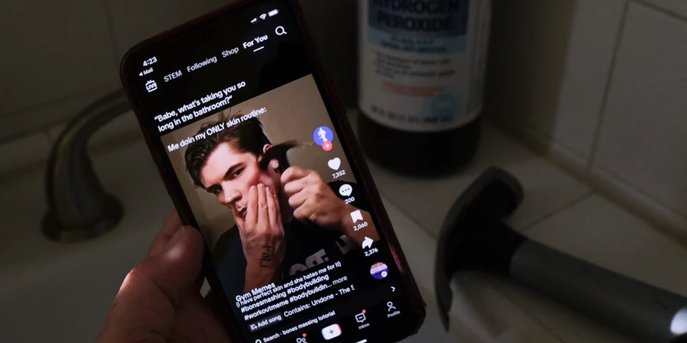 Bildē redzams vīrietis, kurš pielicis āmuru pie sejas. Viņš šo bildi ir aizsūtījis savai draudzenei, lai parādītu, ka šobrīd veic savu rīta rituālu.