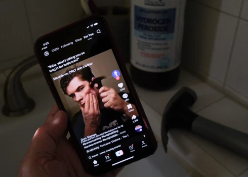 Bildē redzams vīrietis, kurš pielicis āmuru pie sejas. Viņš šo bildi ir aizsūtījis savai draudzenei, lai parādītu, ka šobrīd veic savu rīta rituālu.