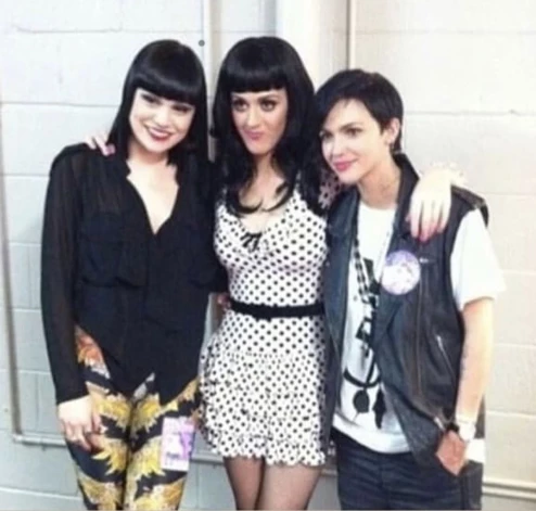 No kreisās – Džesija Džeja, Keitija Perija un Rūbija Rouza 2019. gadā.