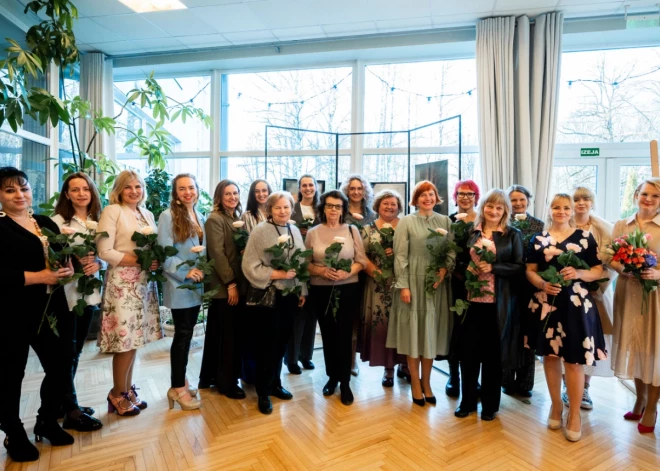 Pavasara iedvesma gleznās: Ropažos atklāta Mākslas studijas izstāde 