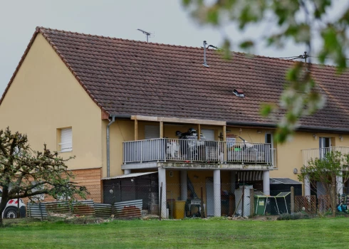 Māja Agenbakā, pie kuras novietotajā automašīnā atrada ieslēgto puisēnu (foto: Scanpix / AP)